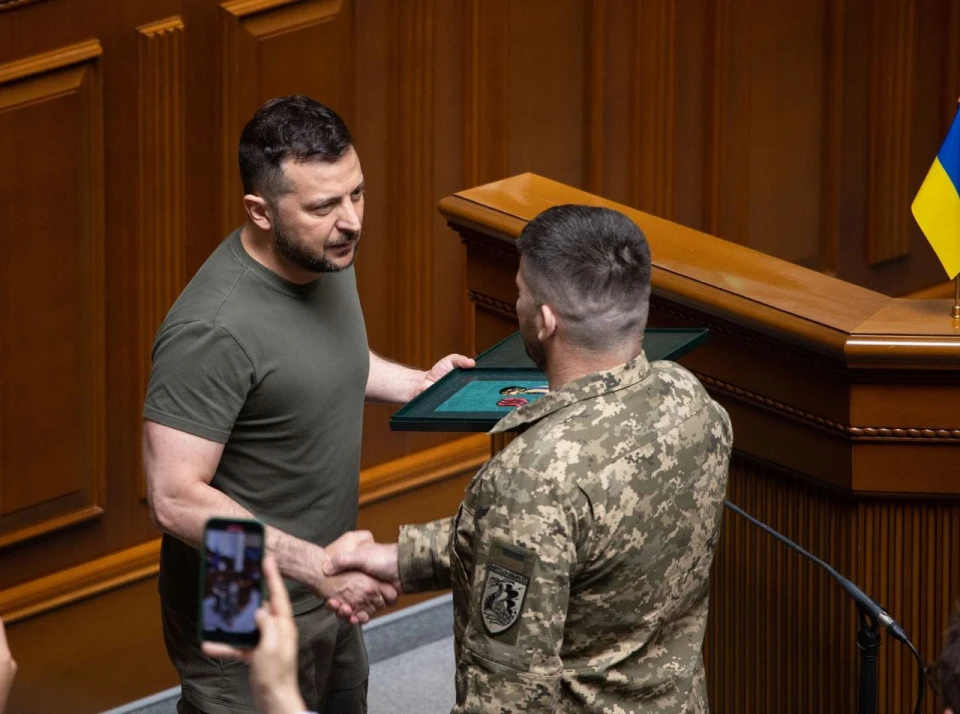 Президент нагородив Хрестом бойових заслуг 20 українських військових