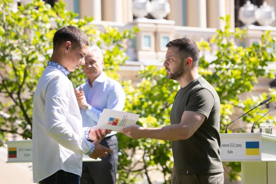 Владимир Зеленский вручает паспорт