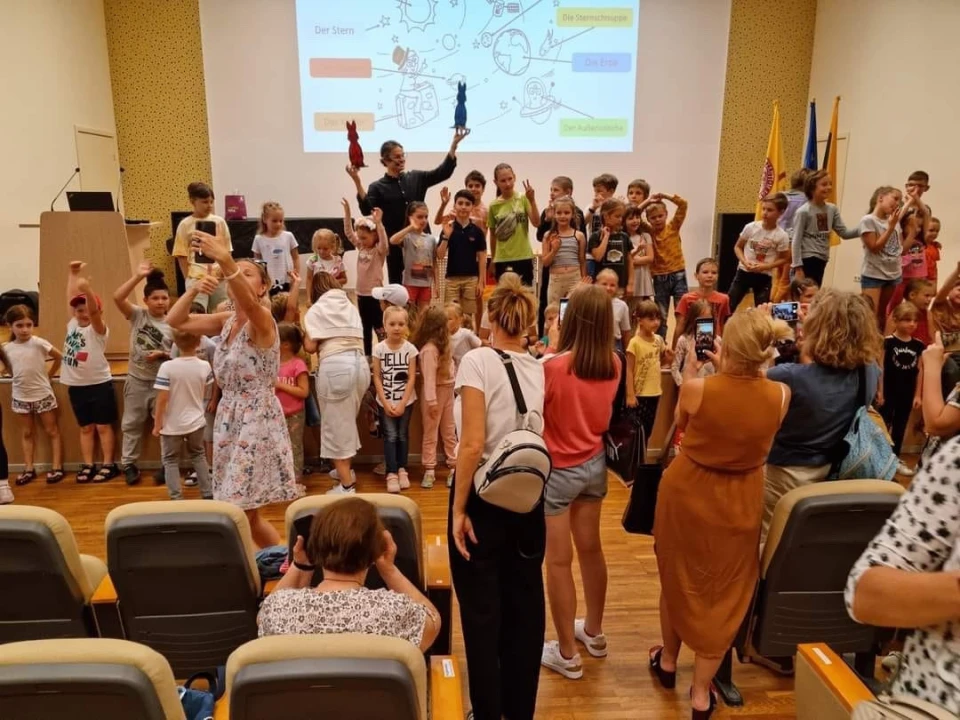 На фото посетители центра