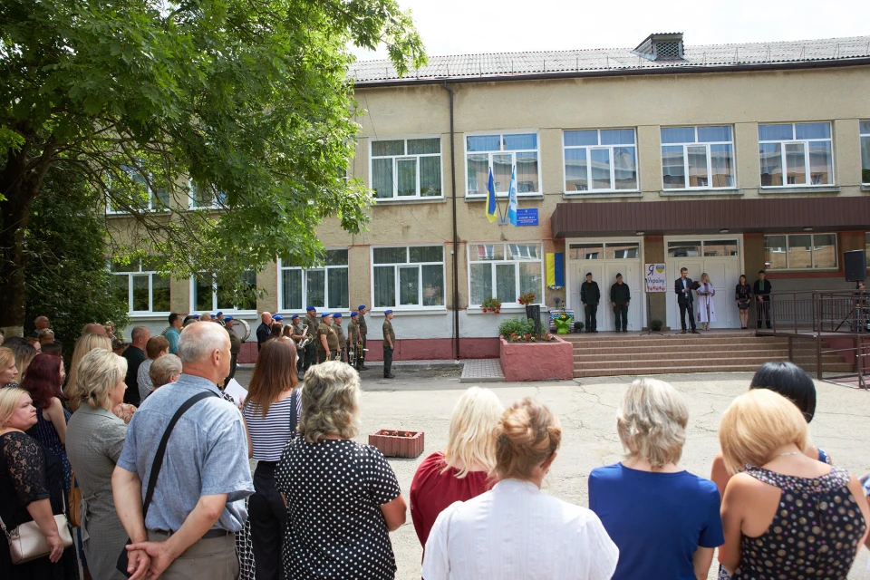 анотаційна дошка захиснику Юрію Чопику