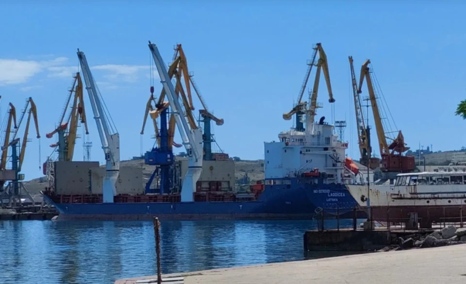 Судно LAODICEA у порту Феодосії