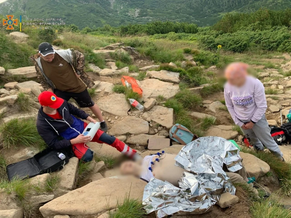 Рятувальники Прикарпаття намагаються реанімувати туриста