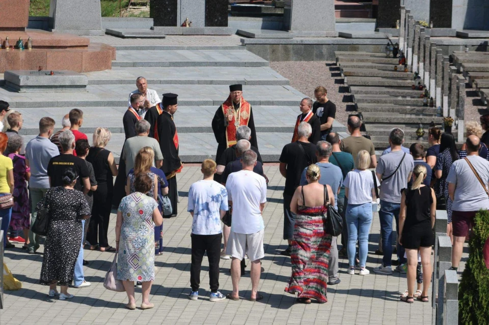 Традиційна молитва на могилах героїв