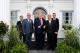 Дональд Трамп (у центрі) та Віктор Орбан (праворуч)