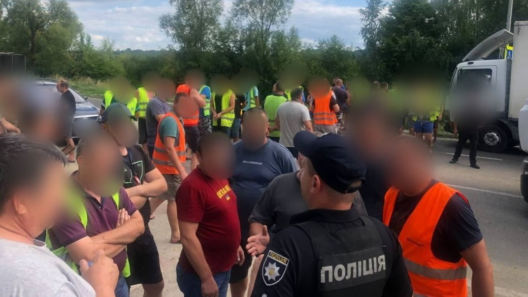 Далекобійники перекривали дорогу