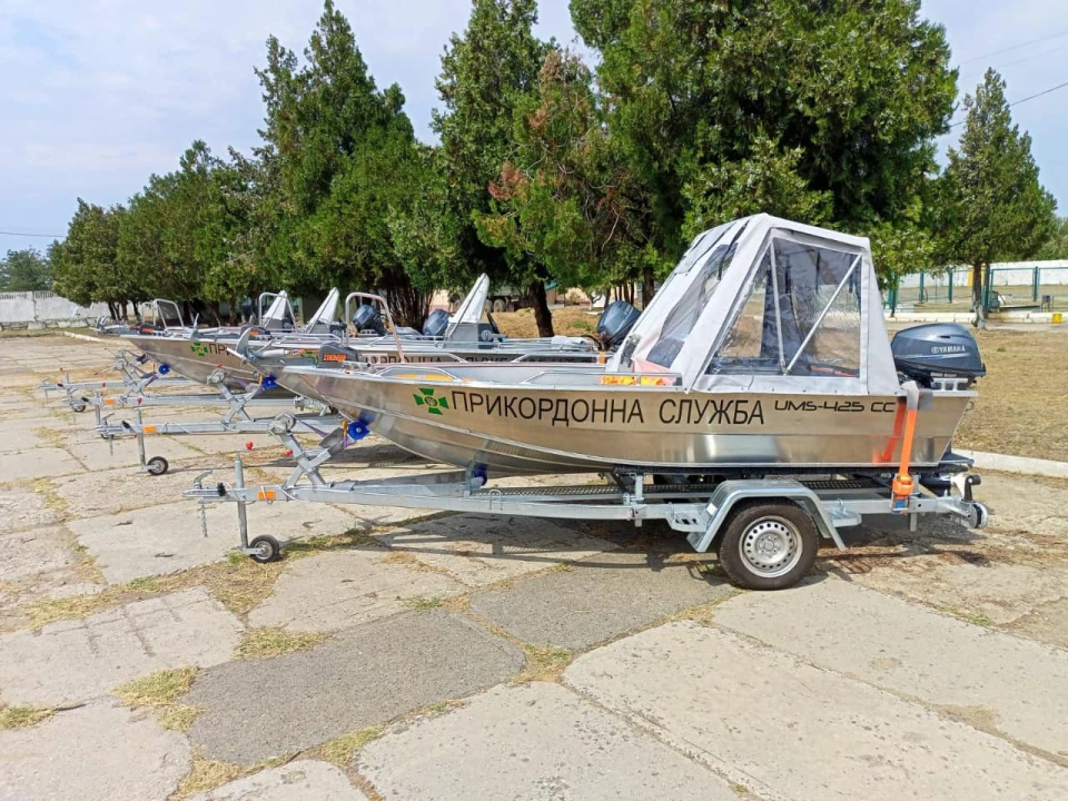 На фото надані Євросоюзом патрульні катери UMS – 425CC