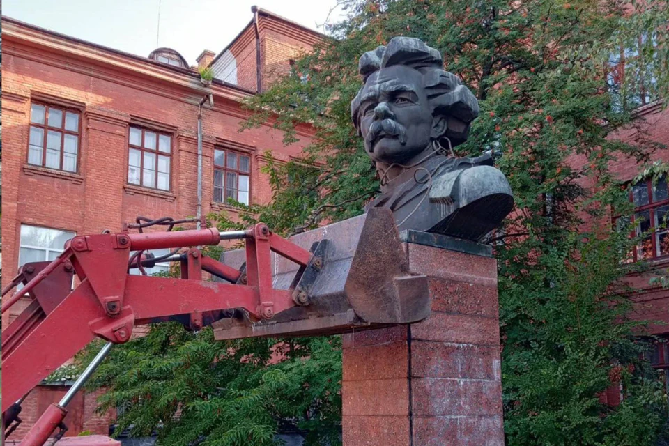 В Олександрії демонтували погруддя Максима Горького