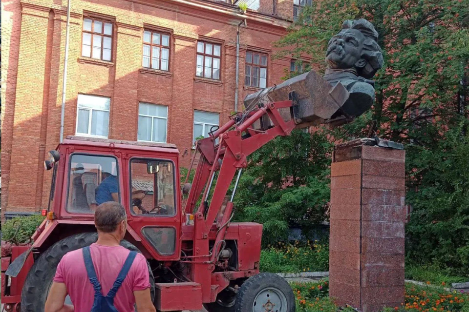 В Олександрії демонтували погруддя Максима Горького