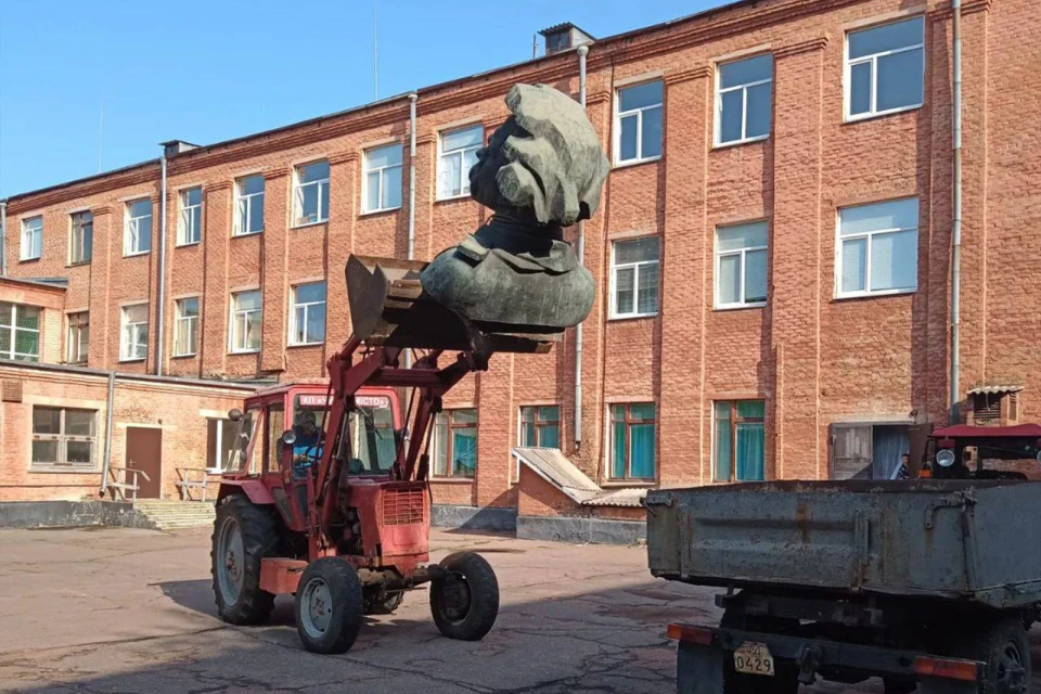 В Олександрії демонтували погруддя Максима Горького