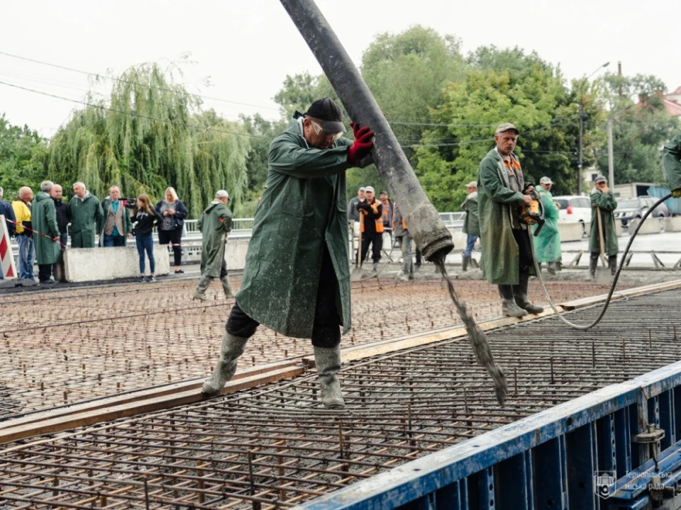 Міст через Серет у Тернополі відновлюють за допомогою сучасних американських технологій