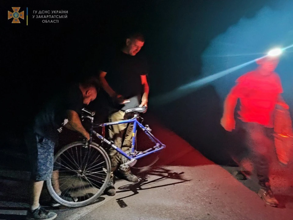 Закарпатські рятувальники вночі відшукали велосипедиста, який заблукав