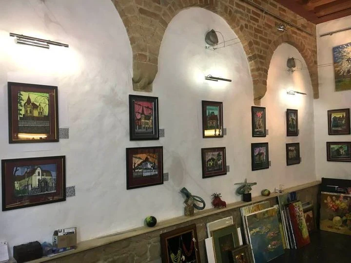 Художник Роман Дмитрик показав серію ксилогравюр, присвячену львівським віллам