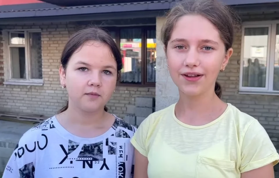 дівчатка випікають кекси для ЗСУ