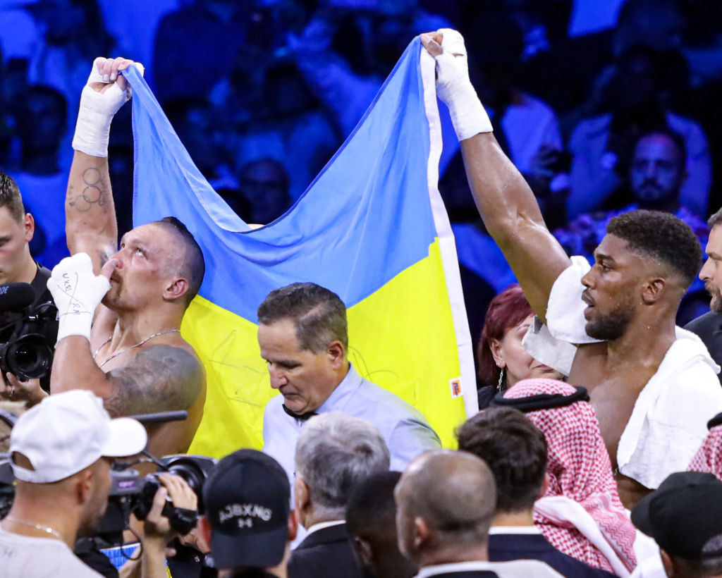 Олександр Усик та Ентоні Джошуа (праворуч)