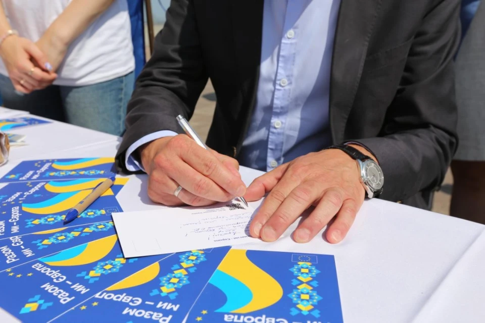 посли ЄС підписали листівки для українських військових