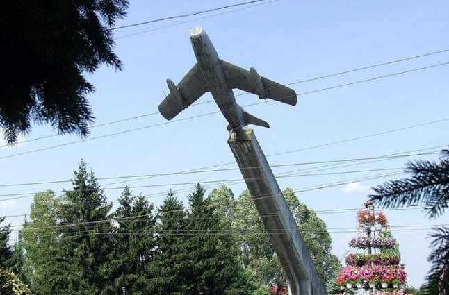 демонтований пам'ятник з літаком МіГ-17