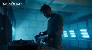 на фото: кадр из фильма Снайпер.Білий ворон