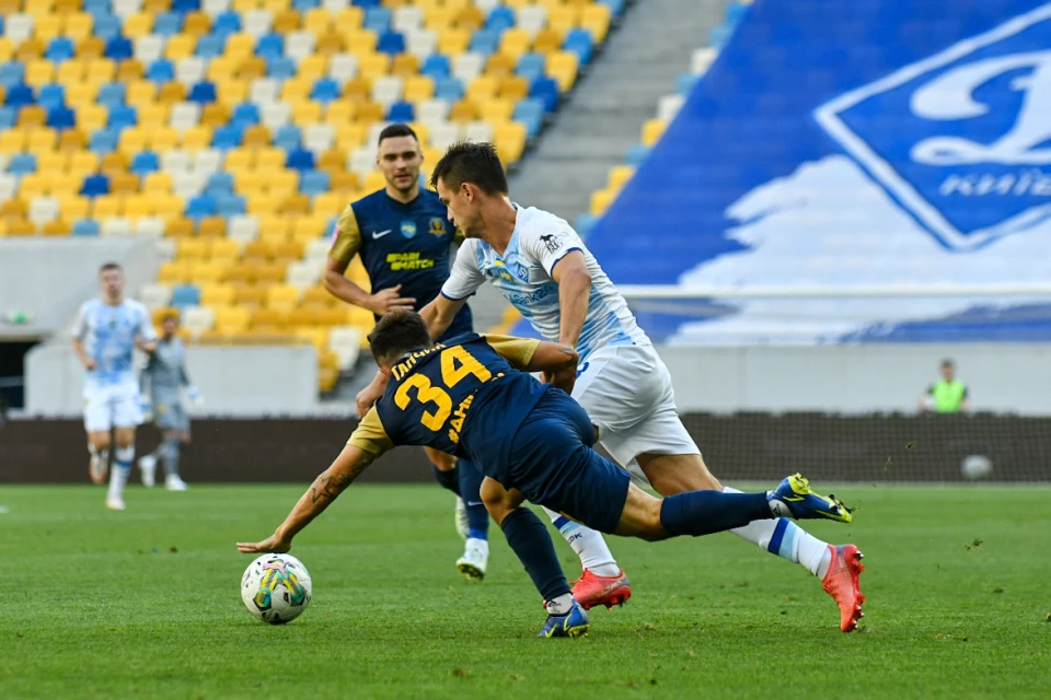 Володимир Шепелєв (у світлій формі)