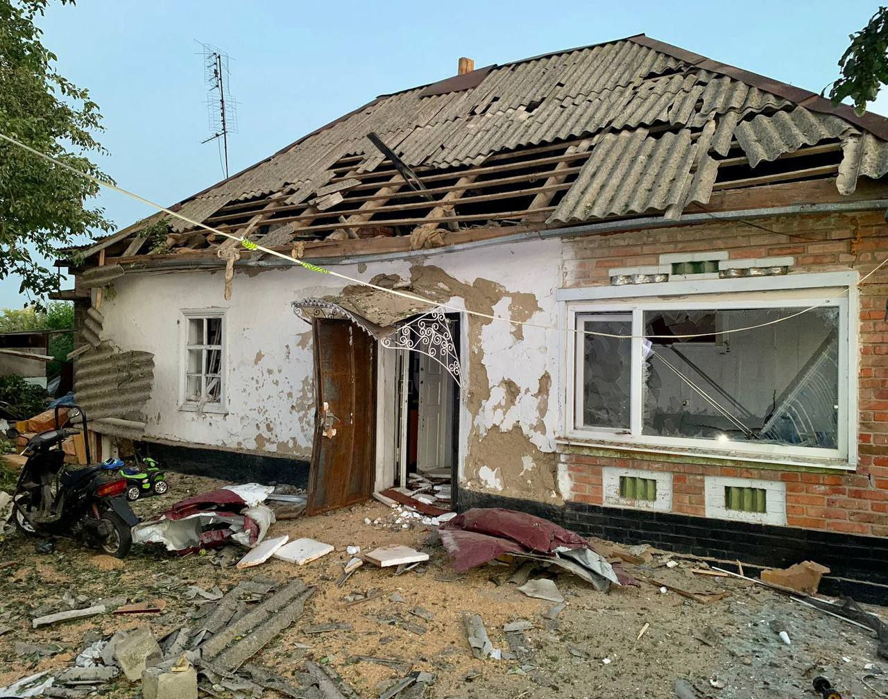 на фото: зруйнований дім