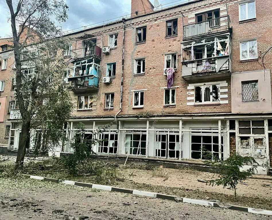 Обстрел Никополя и Марганца: повреждены многоэтажки и частные дома, лицеи и газопроводы (фото)