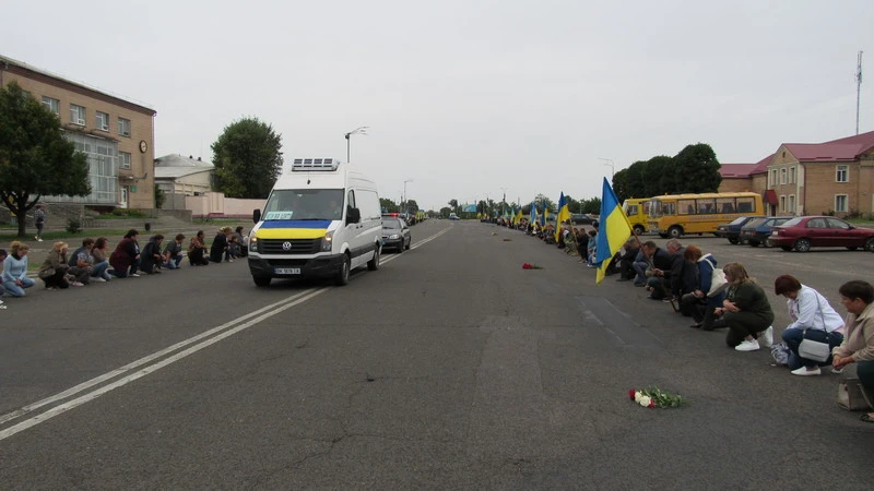У Чорнобаївці на Черкащині зустрічали на колінах полеглого воїна Віктора Кожана,