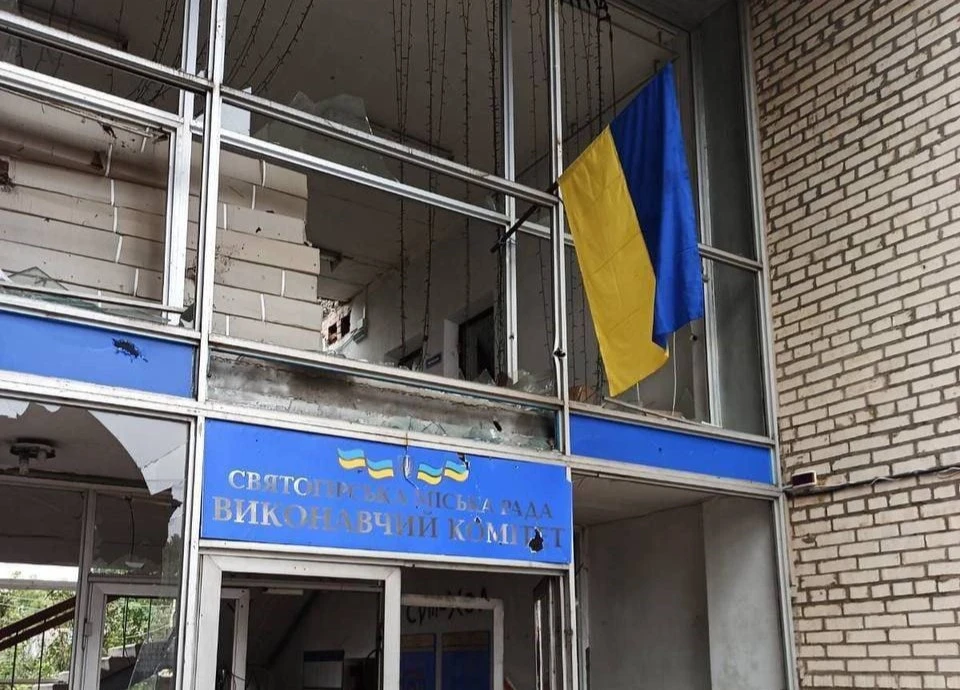 Сили оборони зайшли до Святогірська на Донеччині, в мережі з'явилися фото з українським прапором на міськраді