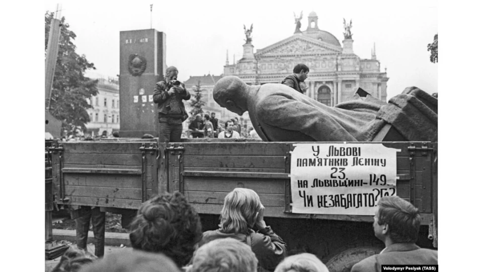 Демонтаж пам'ятника Леніну у Львові