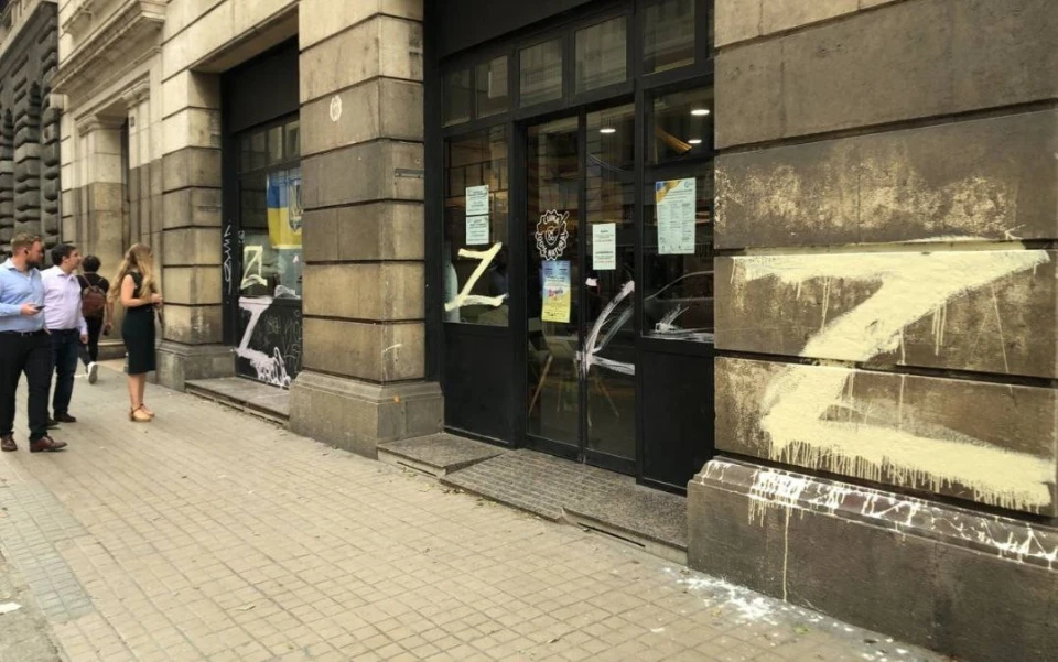 символи "Z" на будівлі волонтерського центру в Бареселоні