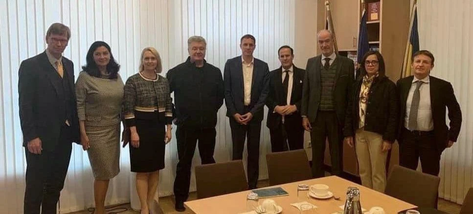 Порошенко зустрівся з послами G7 та ЄС