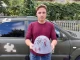 Андрій Любка розігрує старий чеський військовий шолом, який розмалювала українська художниця