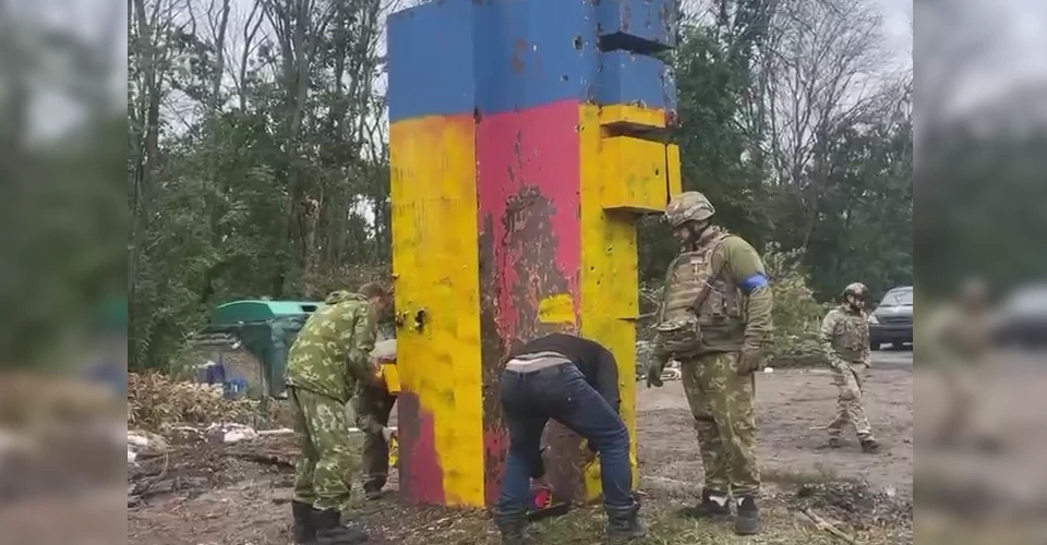 російських окупантів залучили до відновлення стели