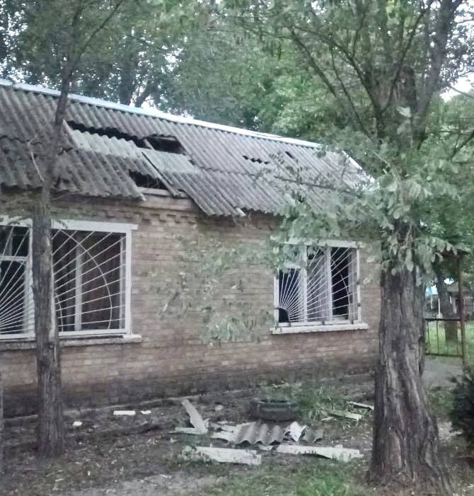 на фото: зруйнований дім