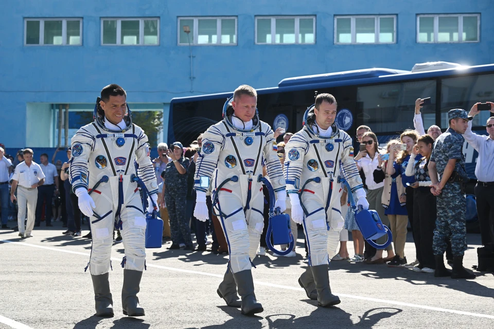 Російські космонавти Сергій Прокоп’єв (у центрі) і Дмитро Петелін (праворуч) з астронавтом НАСА Френком Рубіо (ліворуч)