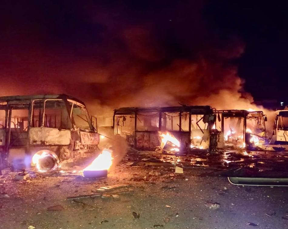 У Дніпрі від ракетного удару росіян згоріло понад сто автобусів