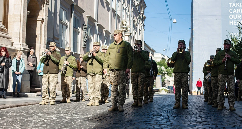 прощання з героями
