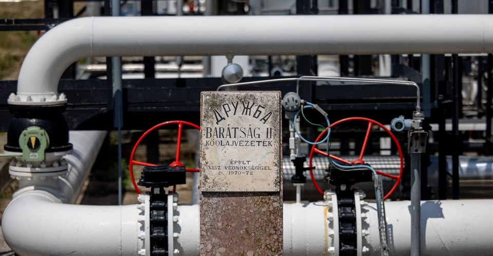 Постачання нафти трубопроводом 