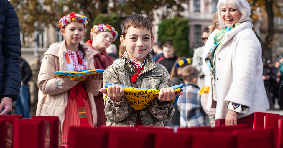 діти передають прапори військовим