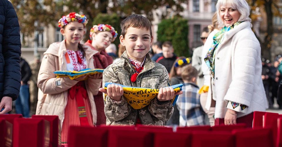 діти передають прапори військовим