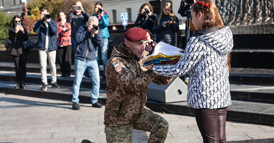 діти передають прапори військовим