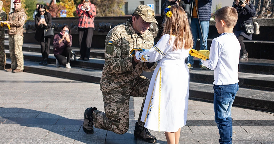 діти передають прапори військовим
