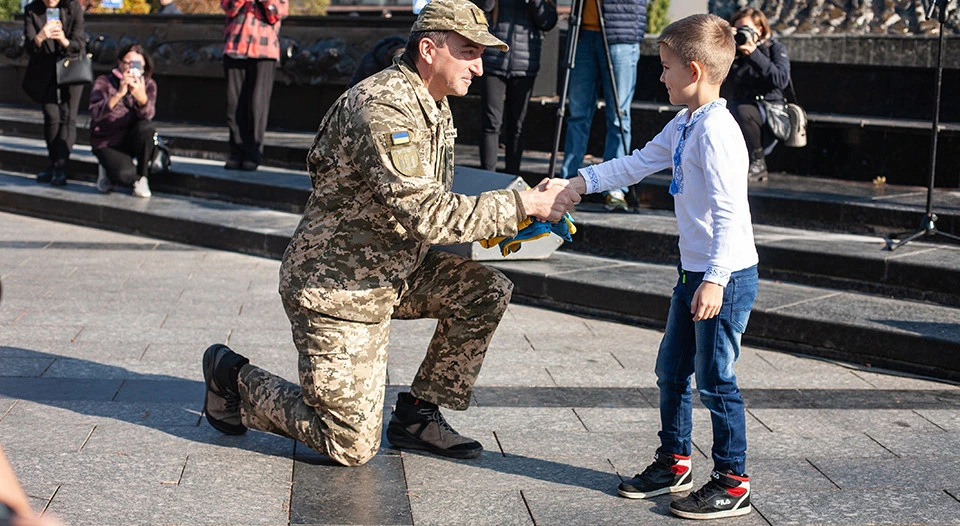 діти передають прапори військовим