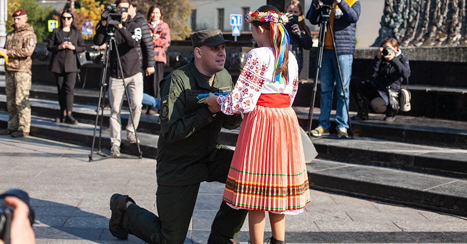 діти передають прапори військовим