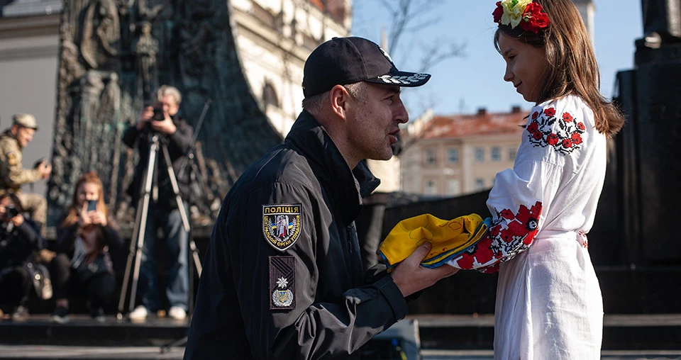 діти передають прапори військовим