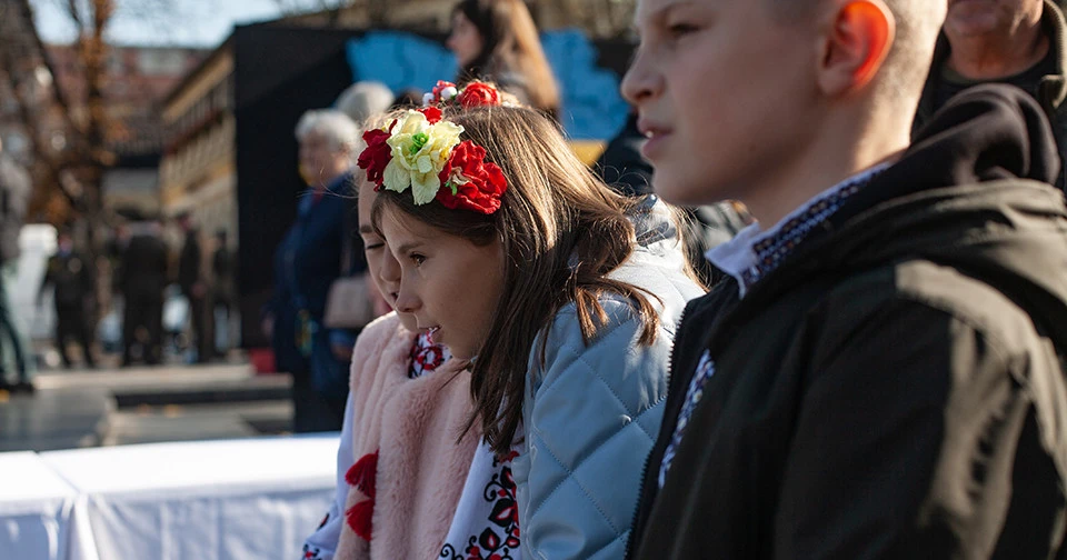 діти передають прапори військовим