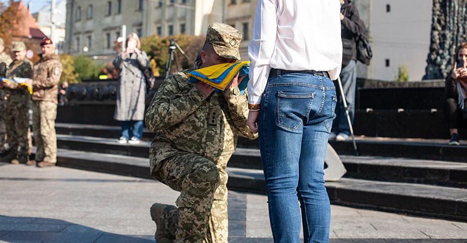 діти передають прапори військовим