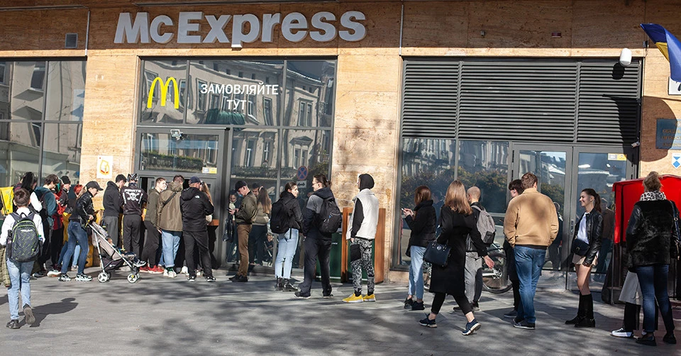 черга до McDonald's на просп. Шевченка
