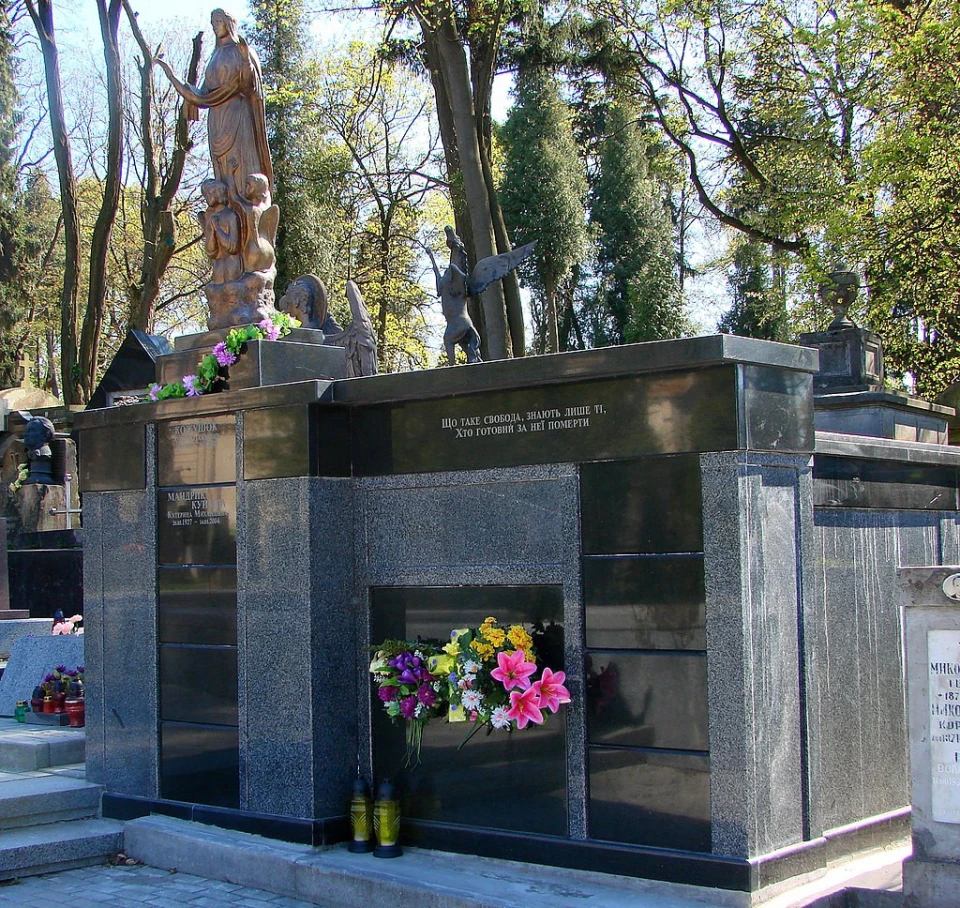 Гробівець родини Куйбіди на Личаківському цвинтарі у Львові