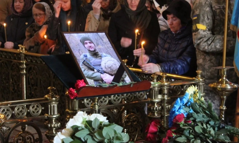 У головному соборі Вінниці попрощалася з 29-річним капітаном Романом Карповим