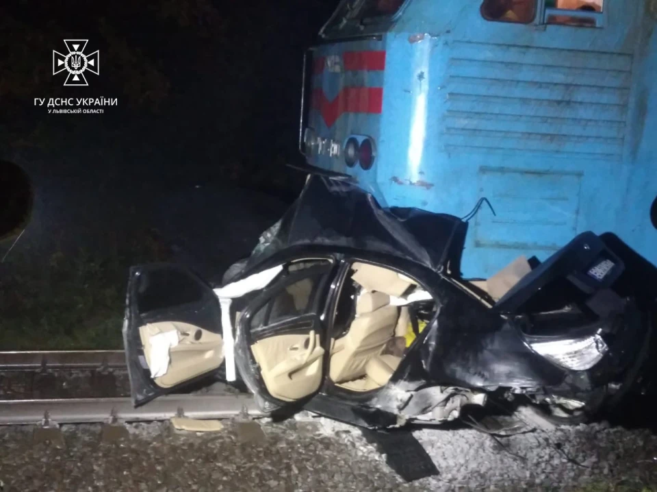 авто потрапило під потяг