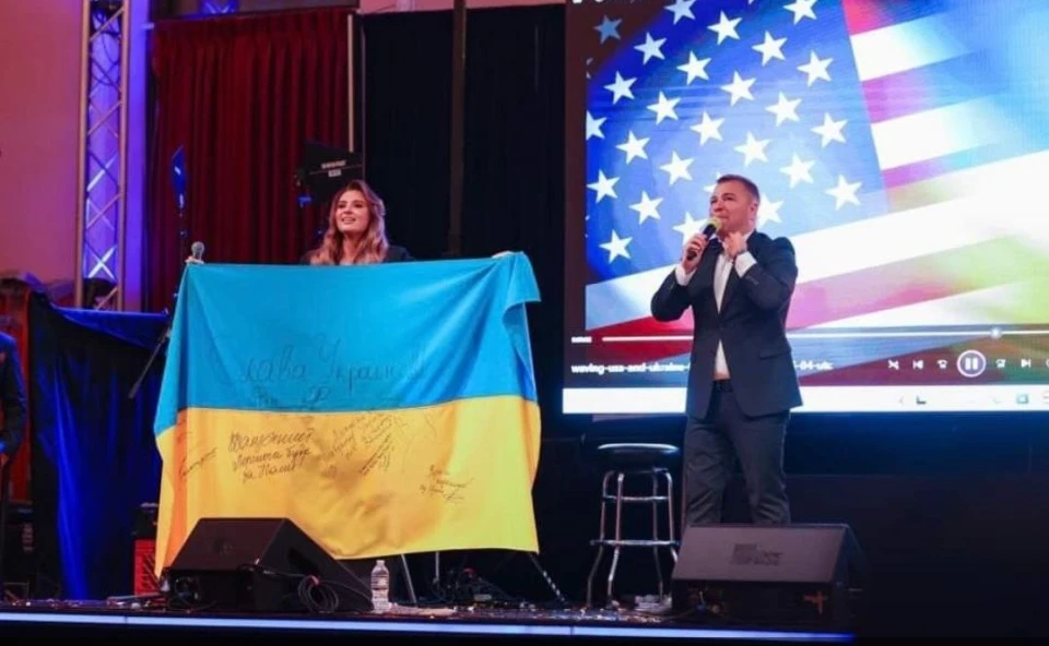 прапор України з підписами Зеленського й Залужного